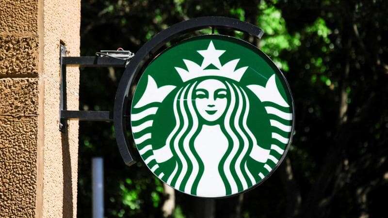 Starbucks, in arrivo 1100 licenziamenti. E i dipendenti lo scopriranno in smart working