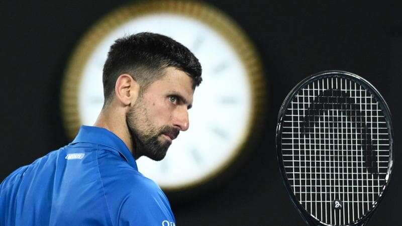 Djokovic salta l’allenamento, i media australiani attaccano: “Finge di essere infortunato”