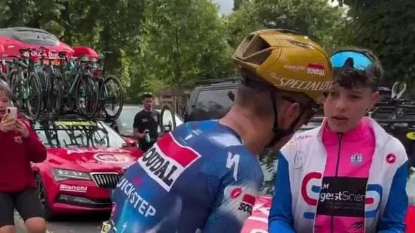 Tour, Evenepoel rifiuta l'autografo a un ragazzino, poi deve chiedere scusa via social