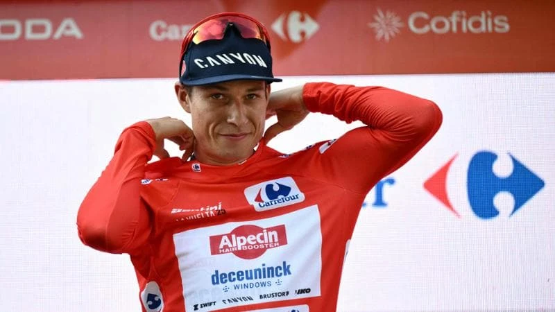 Jasper Philipsen, la Vuelta come il Tour: vince la prima tappa ed è leader della corsa