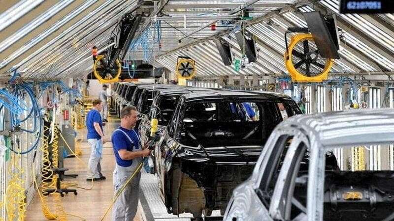 Volkswagen accelera sui tagli: “Possibili 15mila licenziamenti e chiusura di 2-3 impianti”