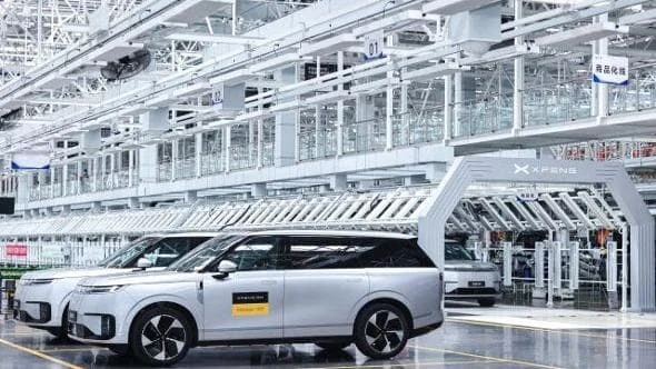 Robotaxi si fa sul serio: Xpeng avvia la produzione di serie. E con l’IA fa a meno del LiDar