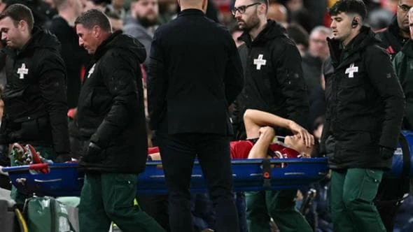 Leoni, che sfortuna: si fa male all'esordio con il Liverpool, fuori in barella tra le lacrime