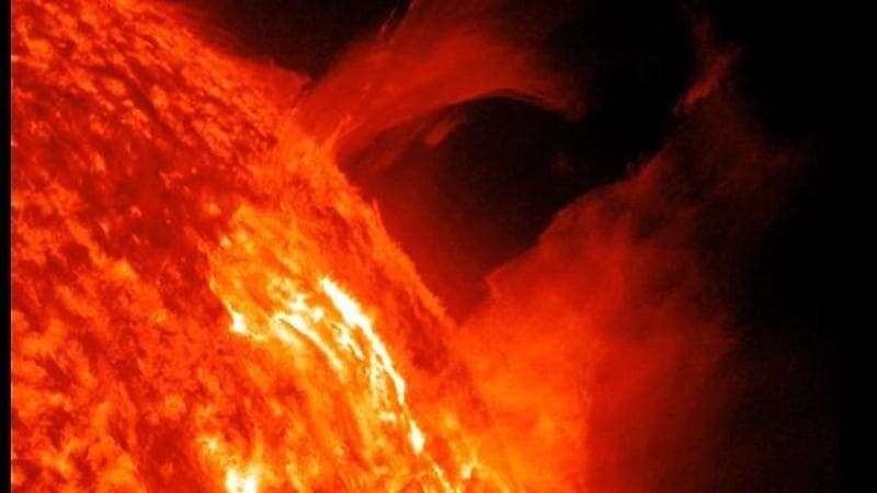 Enorme macchia solare provoca blackout radio, in settimana possibili tempeste geomagnetiche e aurore