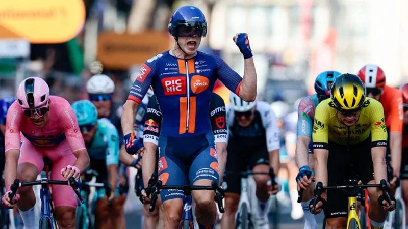 Giro d’Italia, tanti brividi a Lecce. Vince Van Uden, Pedersen sempre in maglia rosa
