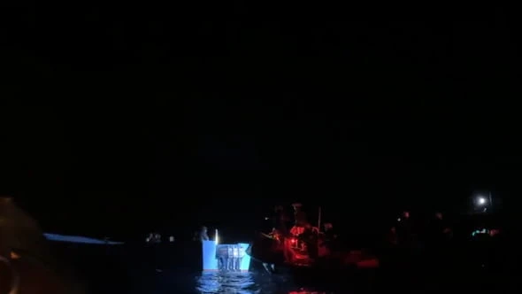 In Libia ancora scontri, ma non si fermano i respingimenti. Un mercantile consegna 35 naufraghi