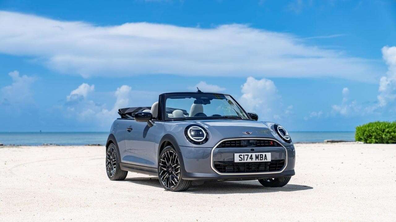 Nuova Mini Cooper Cabrio, la tradizione continua con capote in tessuto e motori a benzina