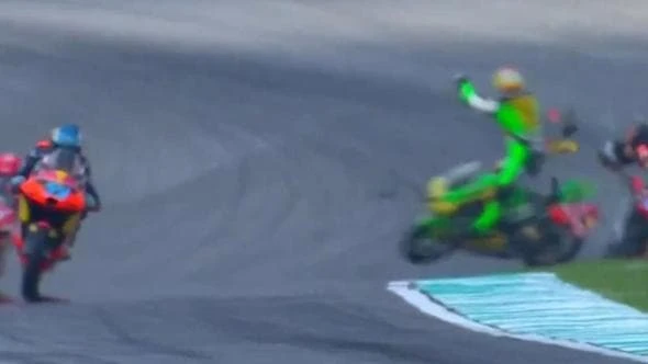 Sepang, grave incidente nella Moto3: Rueda si scontra con Dettwiler nel giro di formazione