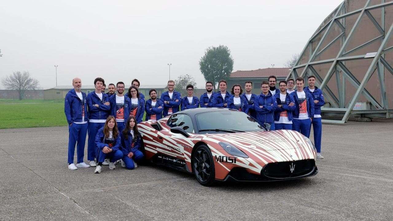 Record di velocità per la Maserati guidata da un robo-driver senza umani a bordo