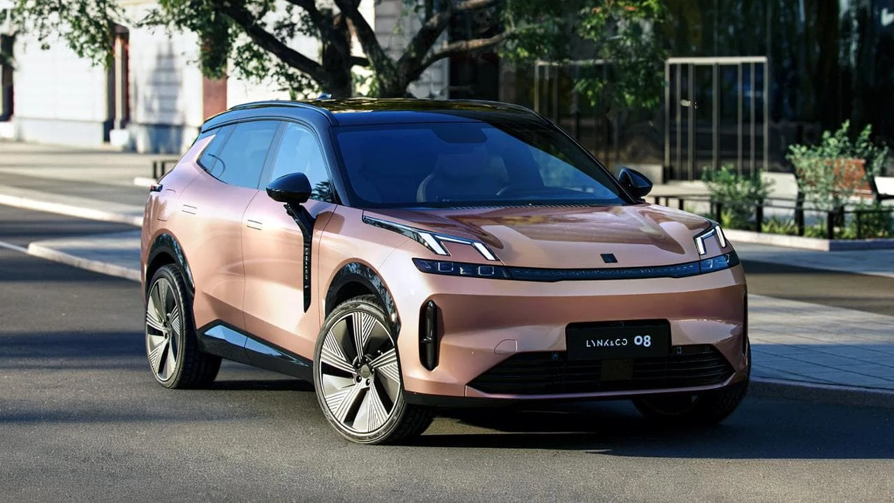 Lynk & Co 08, il Suv super ibrido plug-in da 200 km solo in elettrico. Come va