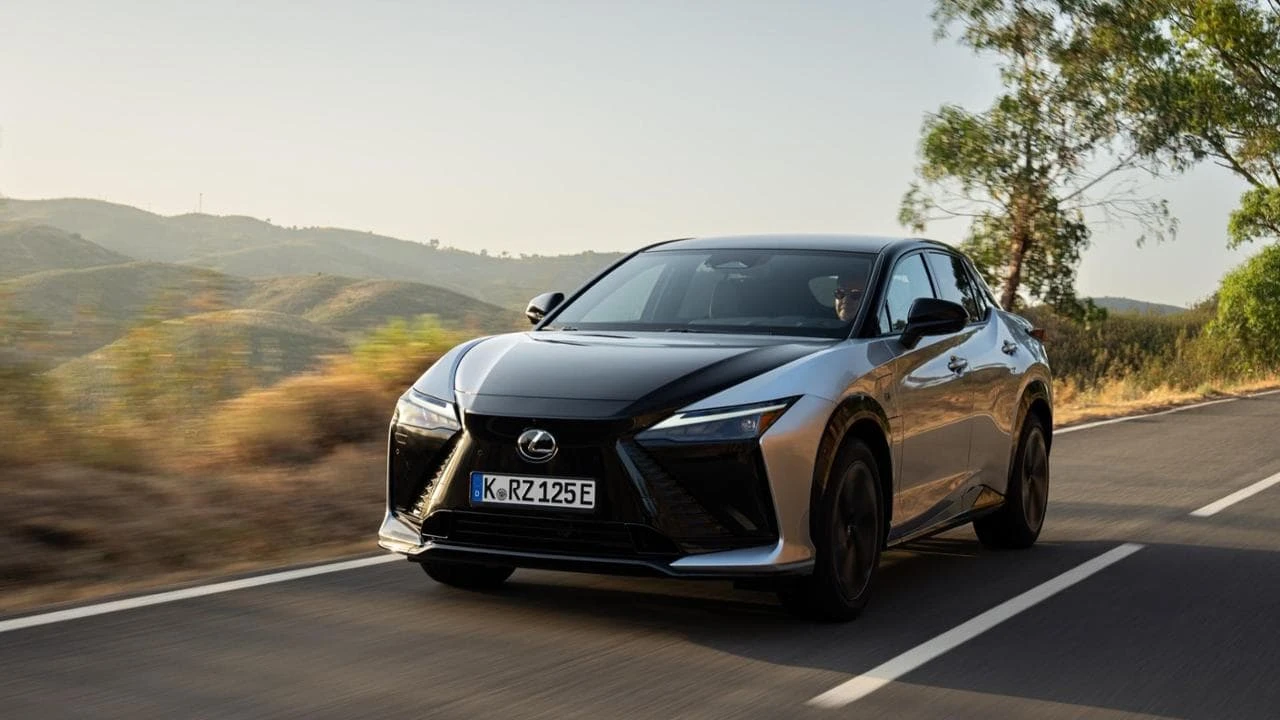 Lexus RZ, il crossover elettrico di lusso che si guida con la cloche, come un aereo. Ecco come va