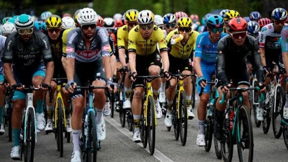Caos nella sesta tappa: maxicaduta in Irpinia, corsa neutralizzata | La diretta della corsa