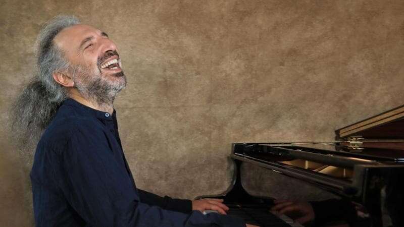 Stefano Bollani: “Ecco la mia improvvisazione totale. Adoro tradire la scaletta”