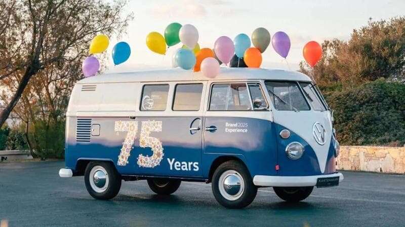 Buon compleanno Volkswagen Bulli, 75 anni e non sentirli: dalla beat generation all’era elettrica