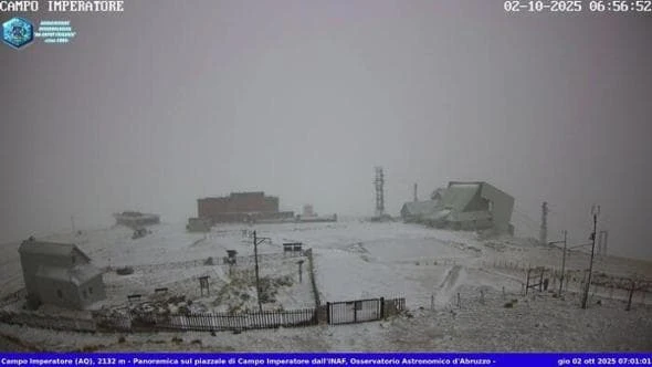 Neve d’autunno, le immagini dei primi fiocchi in Abruzzo e in Umbria: temperature giù di dieci gradi