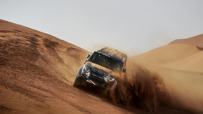 Land Rover, il prototipo Defender che parteciperà alla Dakar 2026 completa i test nel Sahara