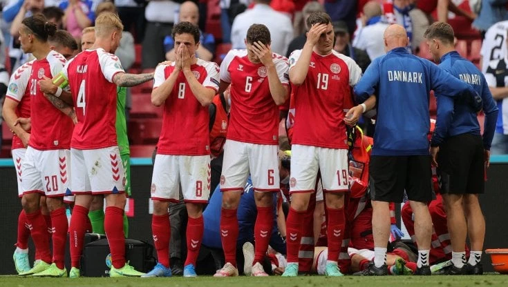 Arresto cardiaco per Eriksen. Il giocatore a terra privo di sensi durante Danimarca-Finlandia. La moglie in lacrime. Giocatore lascia il campo coscienteVideo Il momento drammatico