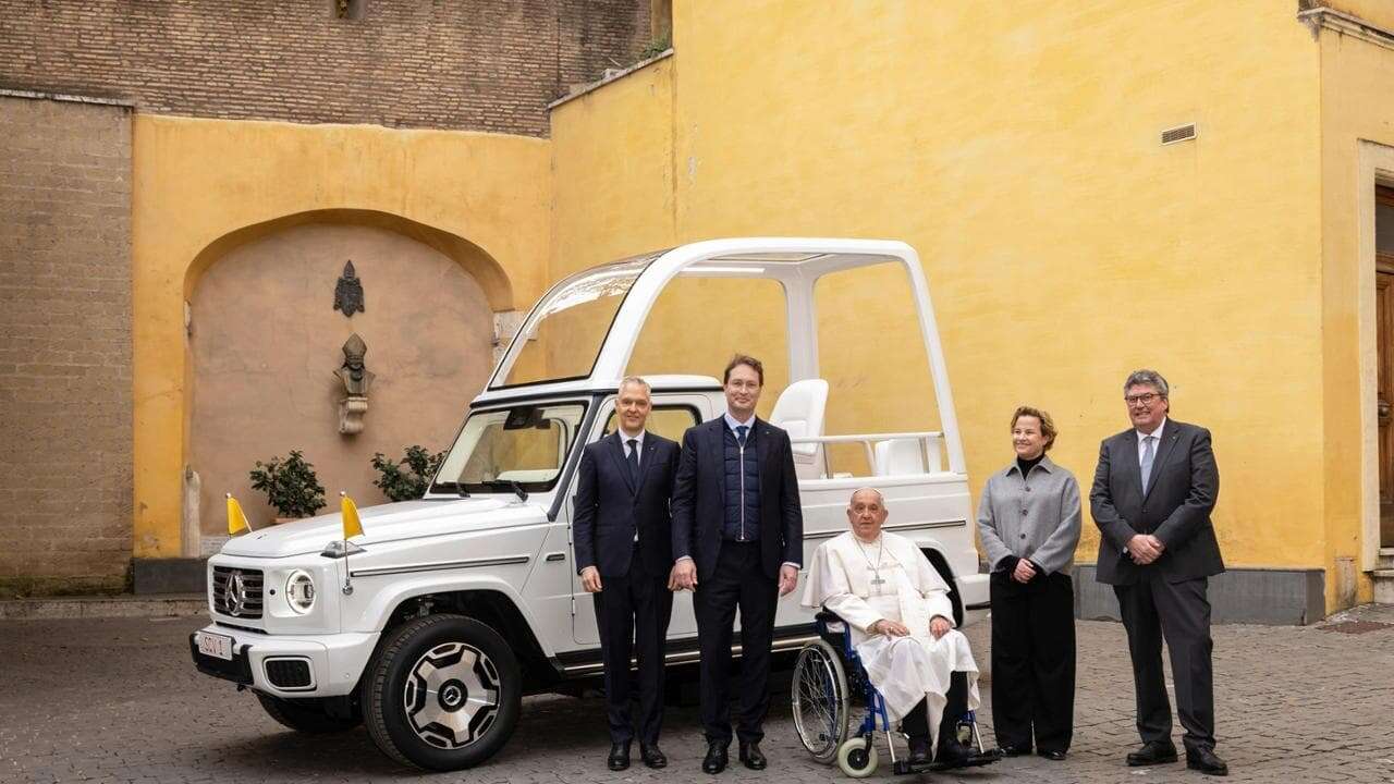 La nuova Papamobile è elettrica: Mercedes consegna a Francesco la Classe G speciale per il Giubileo