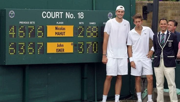 Tre giorni in campo e l’invidia di Federer: a Wimbledon il match più lungo della storia del tennis