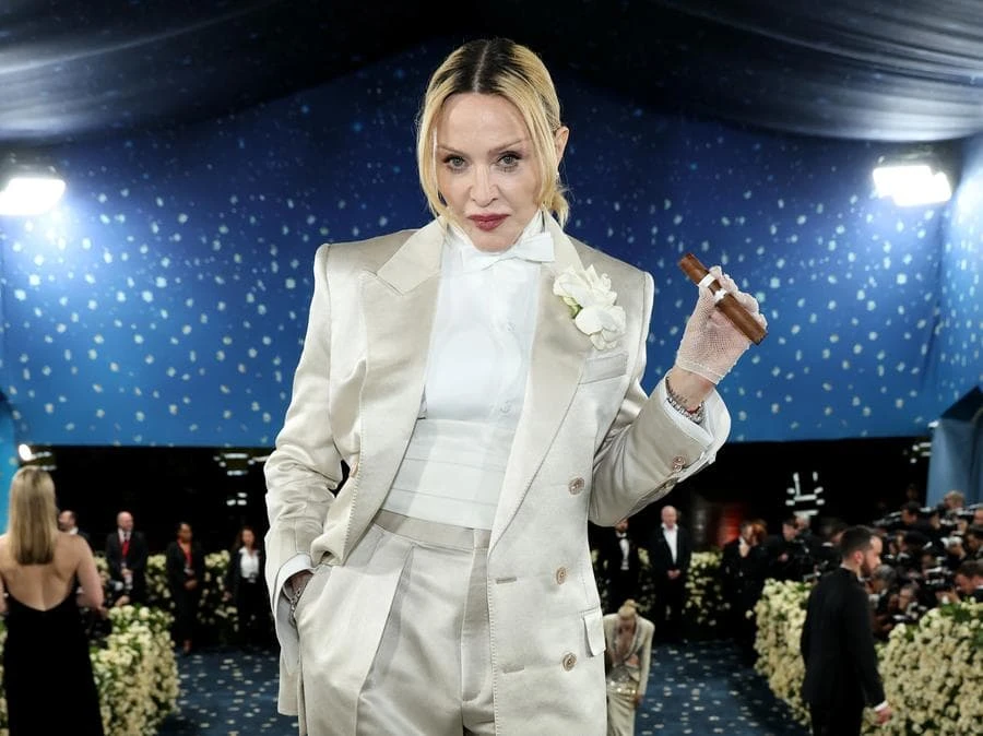 Met Gala in total white: lo smoking in chiave femminile