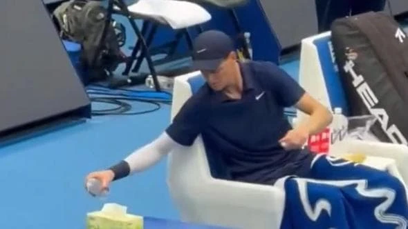 Sinner e il rituale dell’acqua: prima di bere ne getta in terra un sorso | La statua a Shanghai