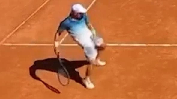 Il tennista russo impazzisce, fa atti osceni, urla parolacce all'arbitro e viene squalificato