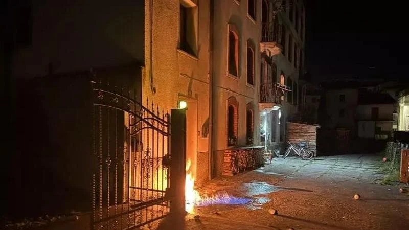 Bottiglie incendiarie contro l’abitazione di un cronista nel vicentino: “Sono sconvolto”