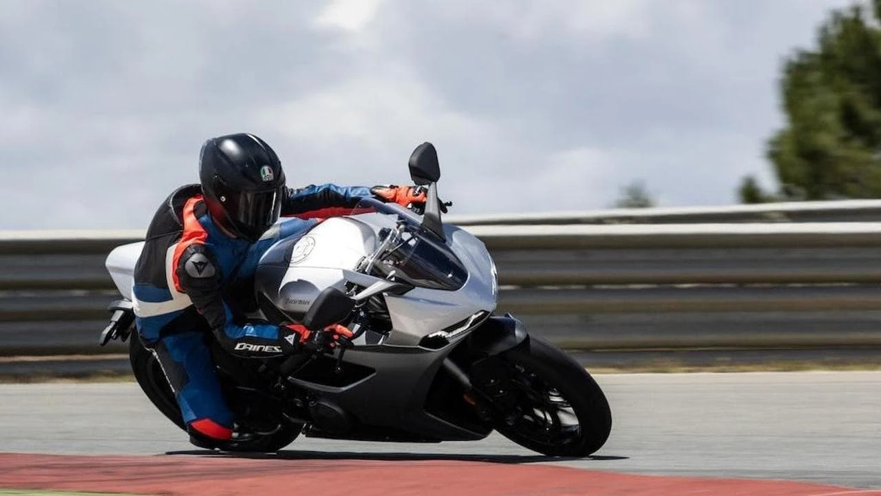 Norton Manx R, moderna, potente e con dotazioni super. Come va in pista e su strada