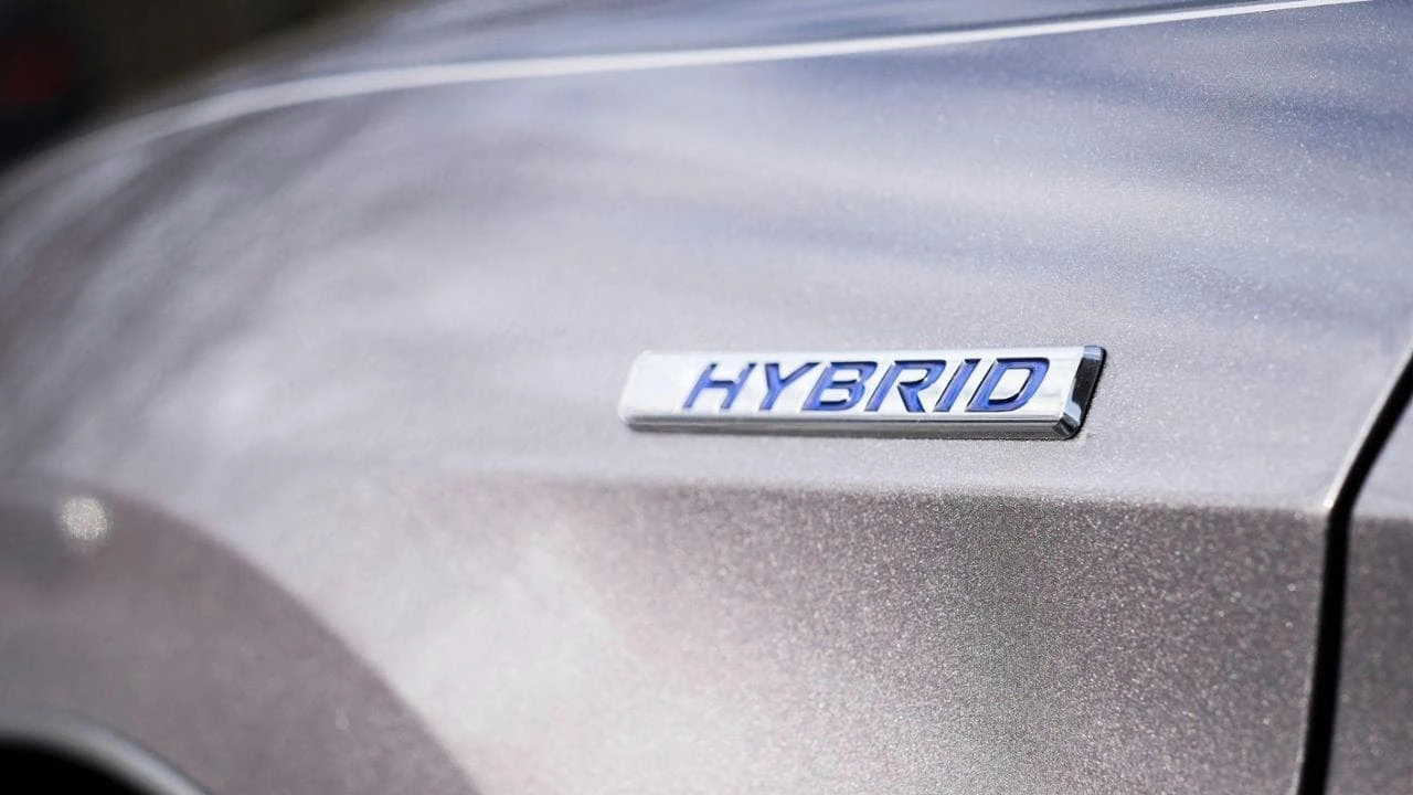 Auto ibride, per crescere ancora serve chiarezza: vanno divise in base ai km fatti in elettrico