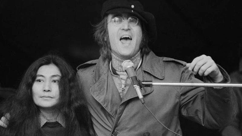 John Lennon rivive grazie all’IA nel documentario “The last interview” di Steven Soderbergh
