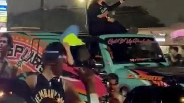 Nba, Spurs in finale dopo 12 anni. Festa in strada con i Suv a San Antonio