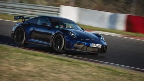 Porsche 911 GT3, nuovo record sul giro al Nürburgring Nordschleife. Il video
