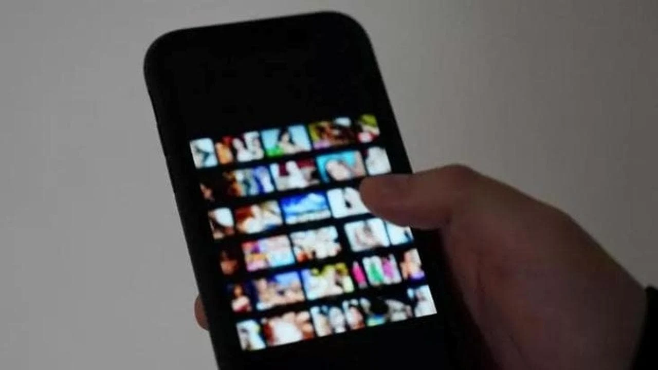 Come difendersi da siti e forum come SocialMediaGirls che creano foto di nudo con l’IA