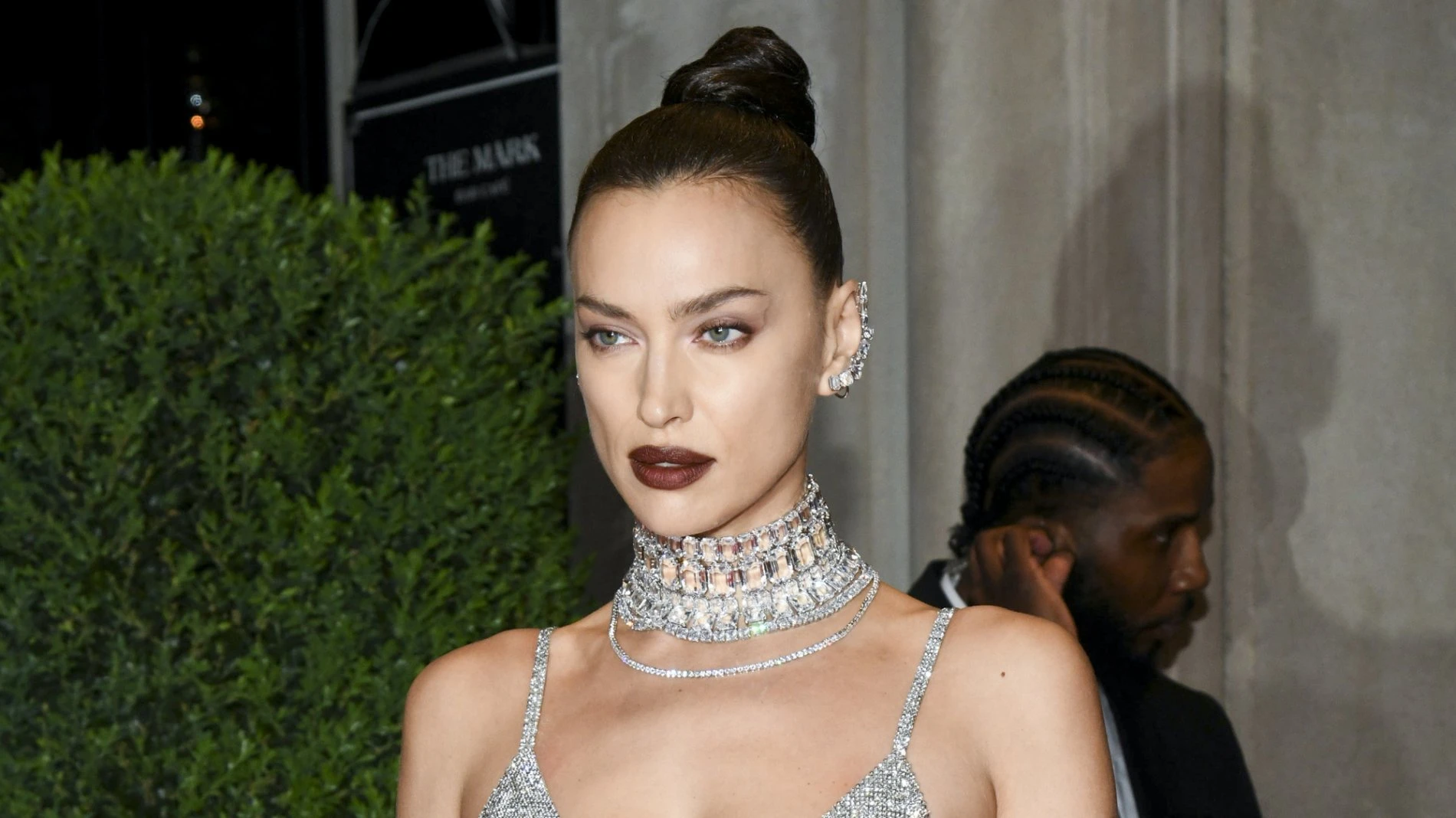 200 ore di lavoro per l'abito di Irina Shayk ricoperto di cristalli Swarovski