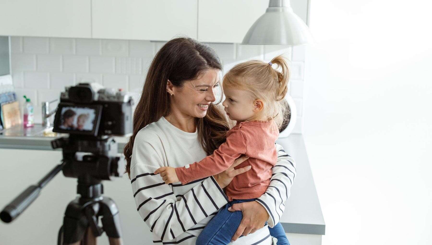 Bambini influencer inconsapevoli esposti dai genitori sui social: l’allarme in uno studio