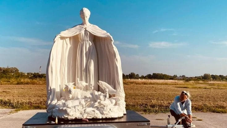 Il moderno pellegrinaggio della Madonna che protegge gli animali degli allevamenti intensivi
