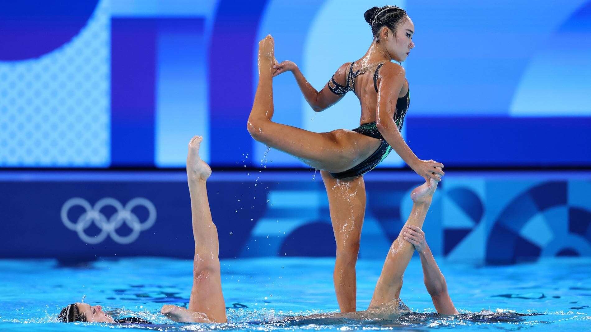 Nuoto sincronizzato, ecco l’ingrediente segreto che mantiene intatti gli chignon delle atlete in acqua