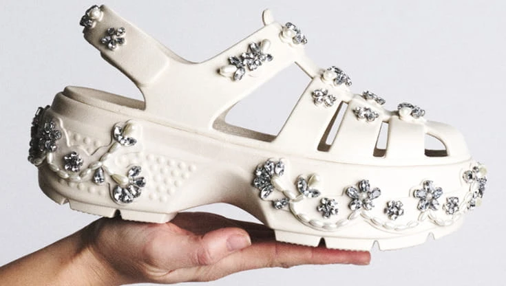Zoccoli, clogs, ciabatte: ugly shoes, le ‘scarpe brutte’ sono tornate per restare