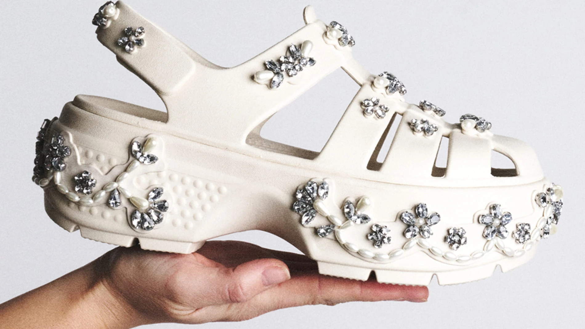 Zoccoli, clogs, ciabatte: ugly shoes, le ‘scarpe brutte’ sono tornate per restare