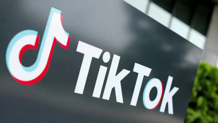 Dietro le quinte di TikTok, dove IA e umani lottano contro le fake news