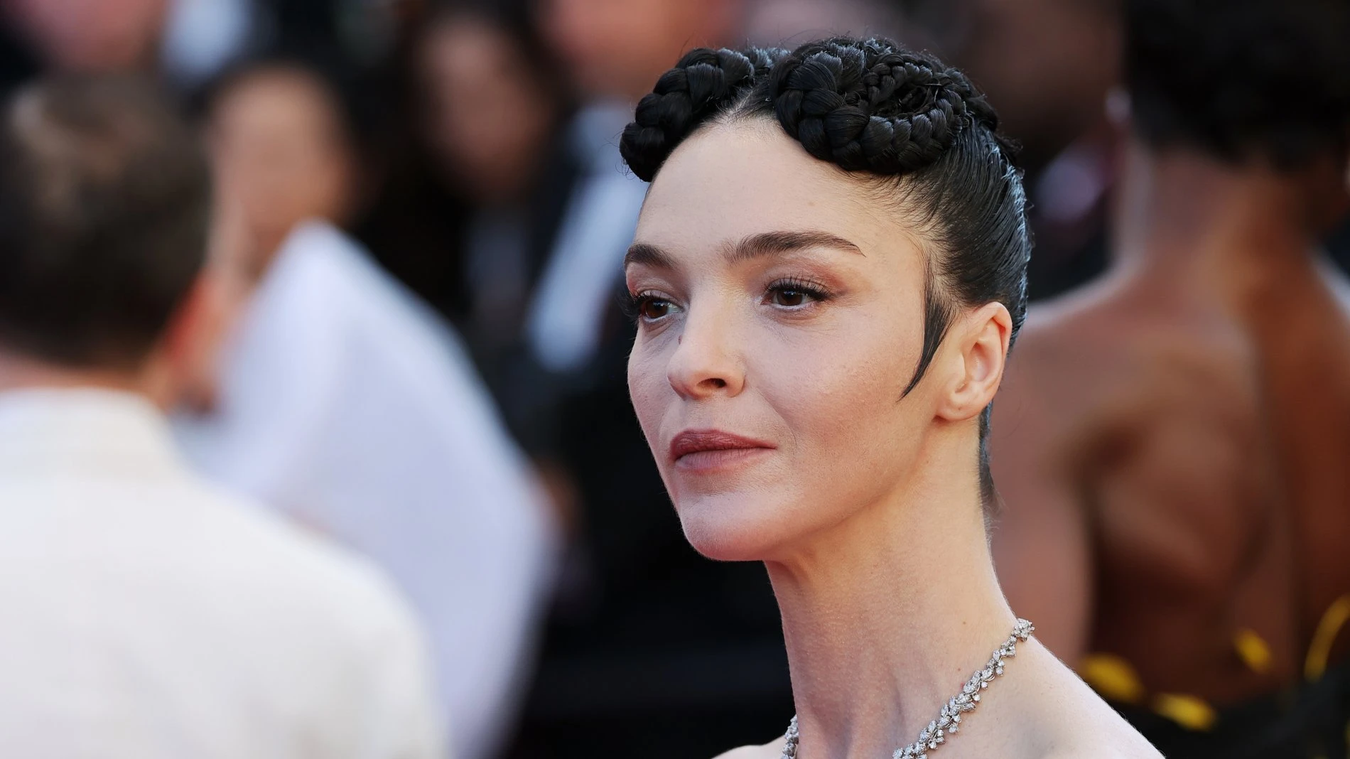 Le trecce di stagione: grosse, scultoree, eleganti come quelle di Mariacarla Boscono a Cannes