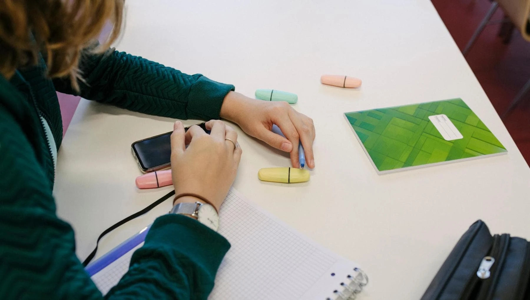 Cellulari in classe, la sfida vera non è toglierli ai ragazzi ma accendere gli adulti