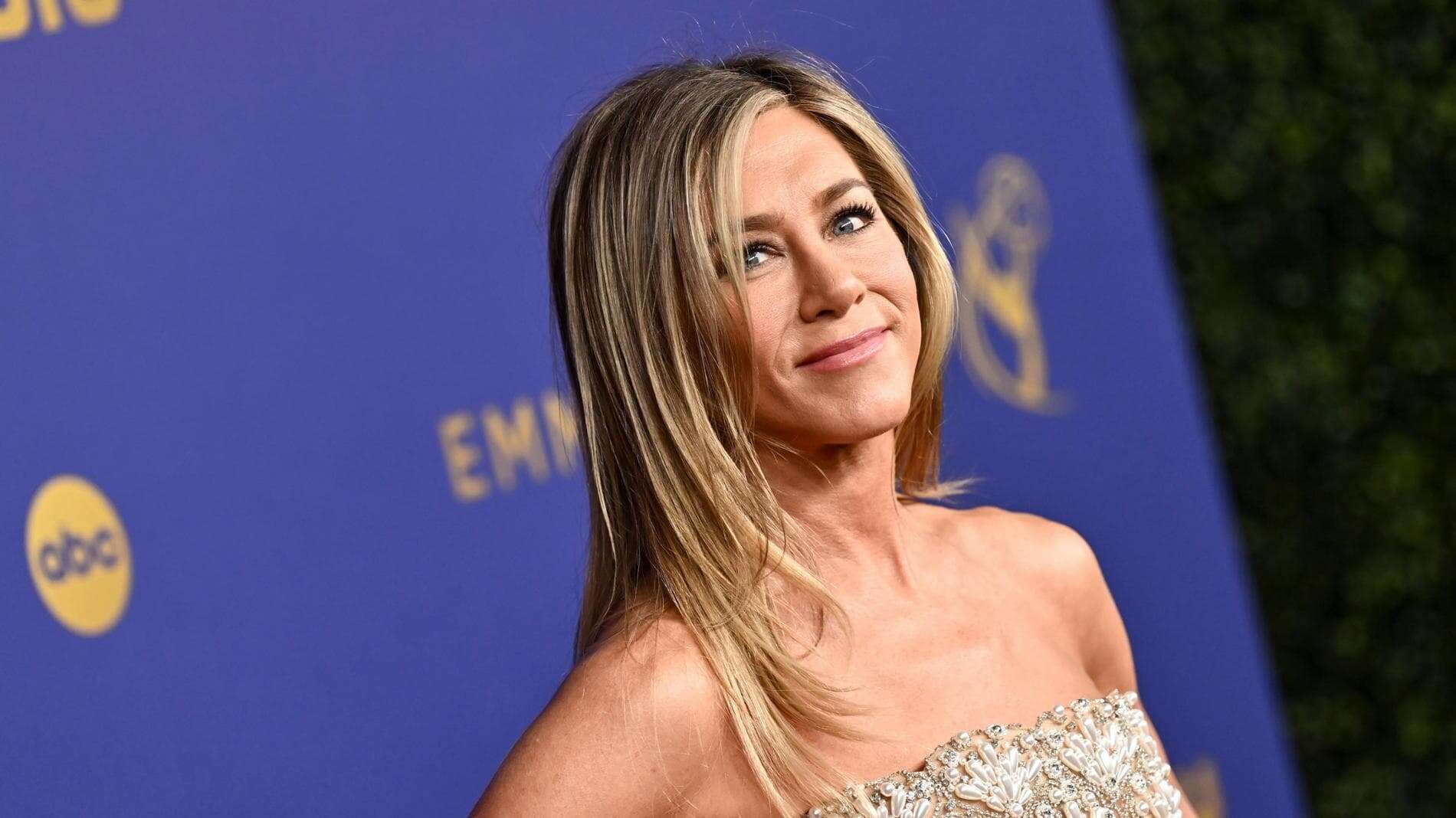 Buon compleanno Jennifer Aniston, da star tv a emblema dello stile semplice e coerente