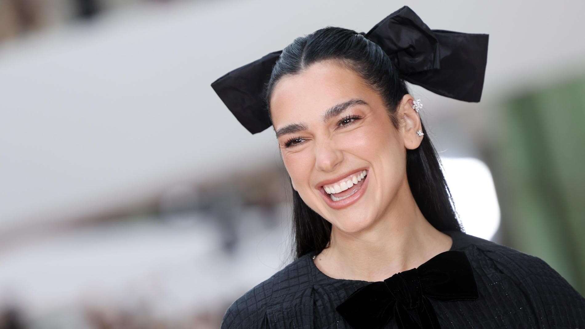 Dua Lipa, volto della campagna della nuova borsa Chanel 25