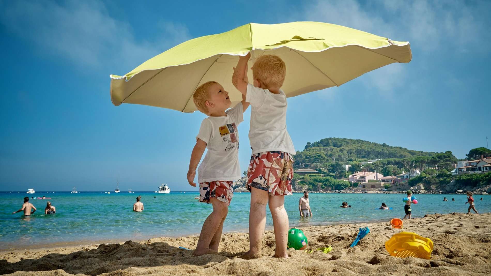 Guida all’esposizione al sole per i bambini: come scegliere la crema giusta e proteggerli al meglio