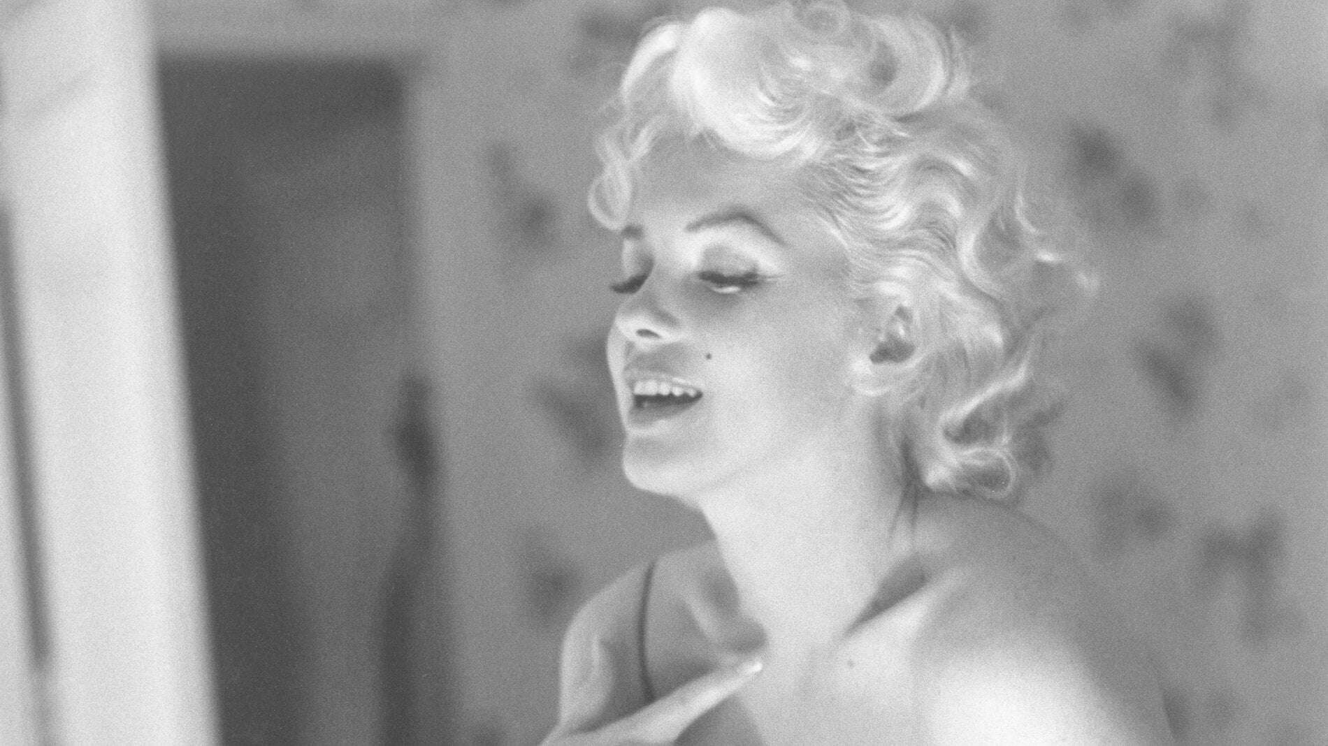 Da Marilyn a TikTok: l'ultima moda è indossare il profumo per andare a dormire