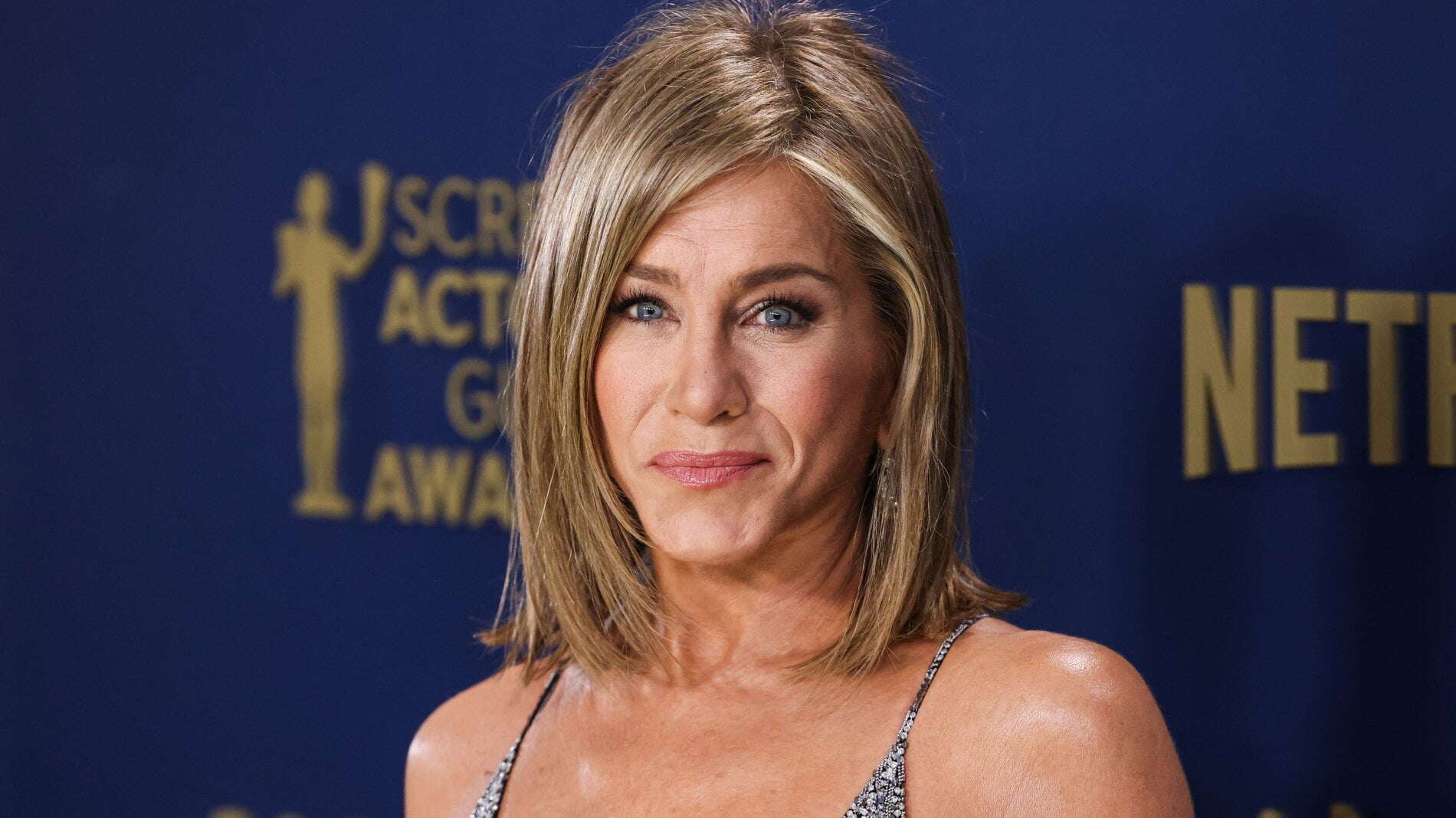 Jennifer Aniston fidanzata? Con chi? È giallo sull'anello di fidanzamento comparso al suo dito ai SAG Awards