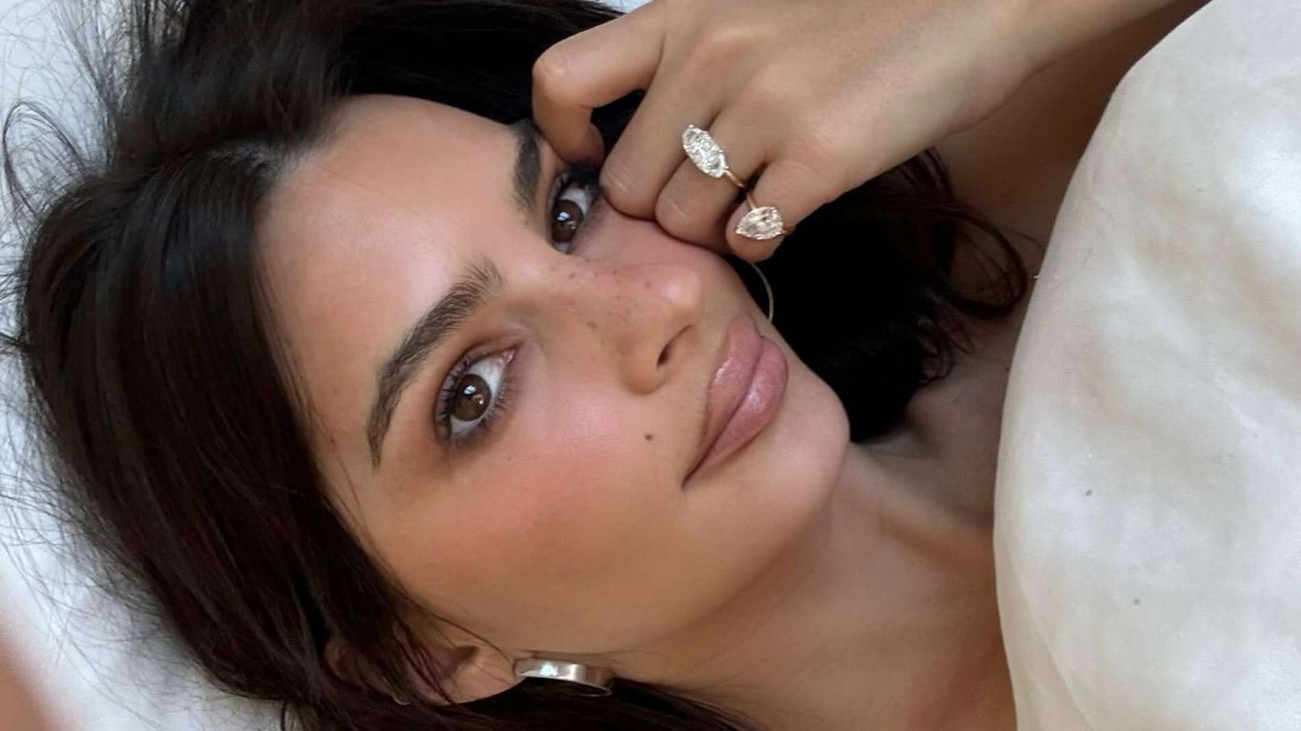 Emily Ratajkowski trasforma l'anello di fidanzamento del suo ex marito in due 