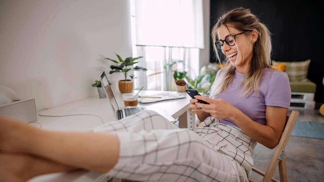 Gemini risponderà ai messaggini, e in Italia è ora accessibile anche per gli under 18