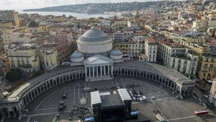 Passione Napoli: cinema e gusto in una guida unica sulla città capolavoro 